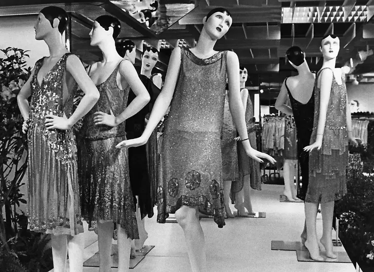 Karstadt-praesentiert-Charleston-Kleider-aus-Georgette-und-Voile-Chiffon-und-Spitze-auf-der-eigenen-Moden-und-Blumenschau-im-Karstadt-Haus-Oberpollinger-am-Karlstor-in-Muenchen-Der-Foerderverein-Deutsches-Modemuseum-Muenchen-hat-die-Kleider-aus-seiner-Sammlung-als-Leihgaben-zur-Verfuegung-gestellt-Aufnahmedatum-01-01-1989-31-12