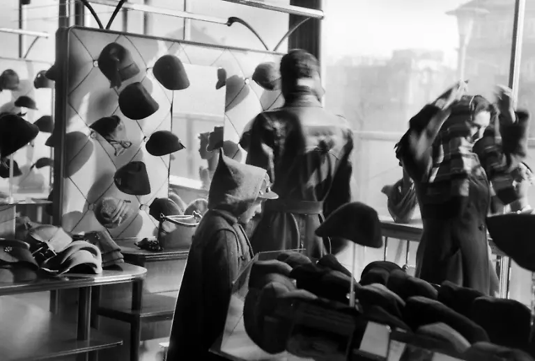Auf-Schnaeppchenjagd-Winterschlussverkauf-bei-Kaufhof-am-Stachus-Fotografiert-in-Muenchen-am-11-02-1954