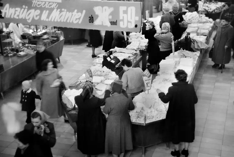 Auf-Schnaeppchenjagd-Winterschlussverkauf-bei-Kaufhof-am-Stachus-Fotografiert-in-Muenchen-am-11-02-1954