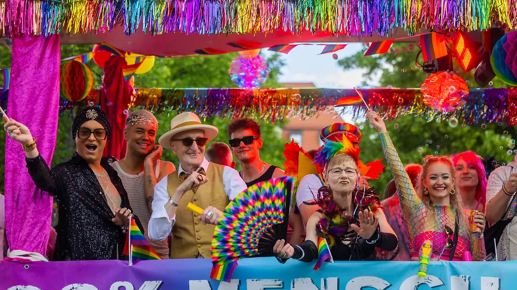 Parade-Christopher-Street-Day-in-Dresden-2026-Der-CSD-Dresden-e-V-versteht-sich-als-Sprachrohr-von-Lesben-Schwulen-Bi-und-Trans-Identen-Menschen-in-Dresden-und-Sachsen-und-damit-auch-als-Katalysator-zur-Beseitigung-aktueller-Missstaende-wie-den-immer-noch-vorhandenen-Diskriminierungen-vorgenannter-Menschengruppen-in-z-B-der-Politik-und-der-Gesellschaft