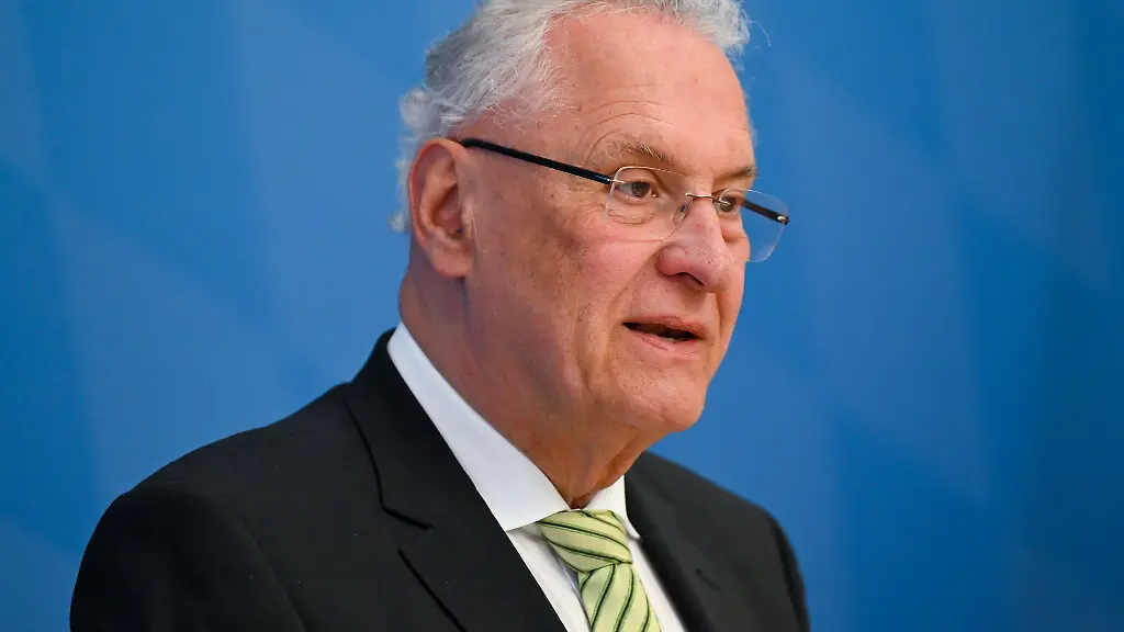 Bei-der-kommenden-Landtagswahl-soll-es-bei-der-bisherigen-Verteilung-der-Mandate-auf-die-sieben-Regierungsbezirke-bleiben-sagte-Bayerns-Innenminister-Joachim-Herrmann-CSU