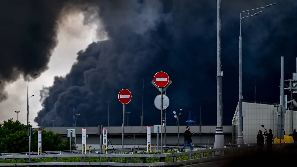 Moscow-oil-refinery-damaged-again-in-UAV-attack-MOSCOW-RUSSIA-JUNE-18-Black-smoke-rises-from-the-refinery-where-a-fire-broke-out-following-a-strike-as-firefighting-efforts-continue-in-Moscow-Russia-on-June-18-2026-The-Moscow-Oil-Refinery-has-reportedly-been-damaged-again-in-an-attack-by-unmanned-aerial-vehicles-UAVs-in-Russia-Moscow-Mayor-Sergey-Sobyanin-said-in-a-statement-on-social-media-that-air-defense-systems-continue-to-repel-an-intense-UAV-attack-targeting-the-city-Noting-that-some-UAVs-reached-the-Moscow-Oil-Refinery-Sobyanin-stated-that-necessary-measures-have-been-taken-to-address-the-consequences-of-the-attack-Sefa-Karacan-Anadolu-Moscow-Russia-Editorial-use-only-Please-get-in-touch-for-any-other-usage