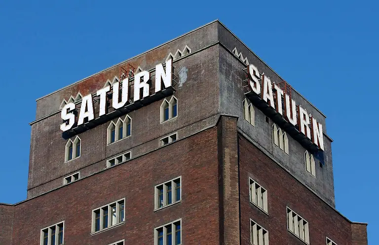 Eine-Saturn-Filliale-in-Koeln-aufgenommen-am-09-01-2003-Deutschlands-groesster-Handelskonzern-Metro-zu-dem-die-Saturn-Kette-gehoert-hat-im-Jahr-2002-zwar-gegen-den-Branchentrend-zugelegt-aber-die-eigene-Umsatzerwartung-verfehlt-Metro-Chef-Hans-Joachim-Koerber-haelt-dennoch-das-Ziel-das-Ergebnis-je-Aktie-um-rund-10-Prozent-zu-steigern-nach-wie-vor-fuer-erreichbar-Der-Umsatz-des-Duesseldorfer-Unternehmens-stieg-nach-vorlaeufigen-Zahlen-im-vorigen-Jahr-um-4-0-Prozent-auf-51-5-Milliarden-Euro-wie-Metro-mitteilte-Metro-blieb-aber-damit-trotz-eines-sehr-guten-Weihnachtsgeschaeftes-unter-den-eigenen-Prognosen-Noch-im-vergangenen-Oktober-hatte-das-Unternehmen-ein-Umsatzwachstum-von-5-bis-5-5-Prozent-angepeilt