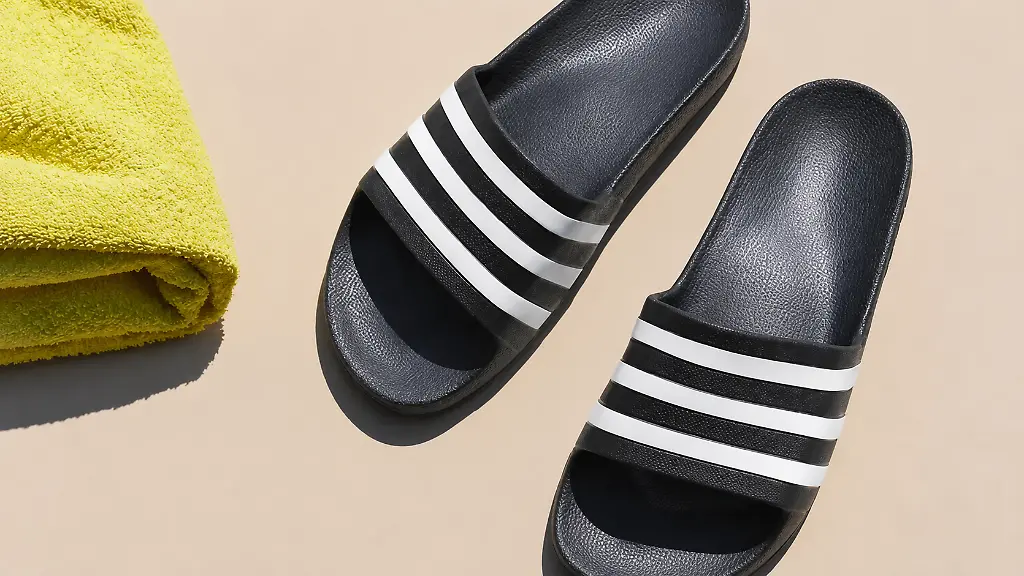 Ohne-die-Badelatsche-keinen-Strandurlaub-Am-Black-Friday-ist-die-Adilette-stark-reduziert