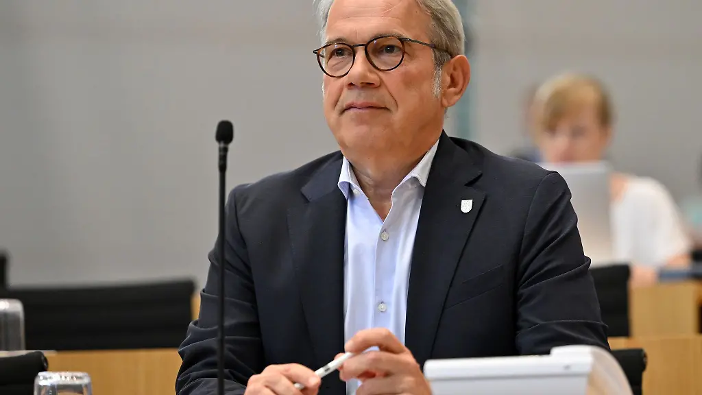 Innenminister-rechnet-mit-zehntausenden-Demonstranten-gegen-AfD-Bundesparteitag
