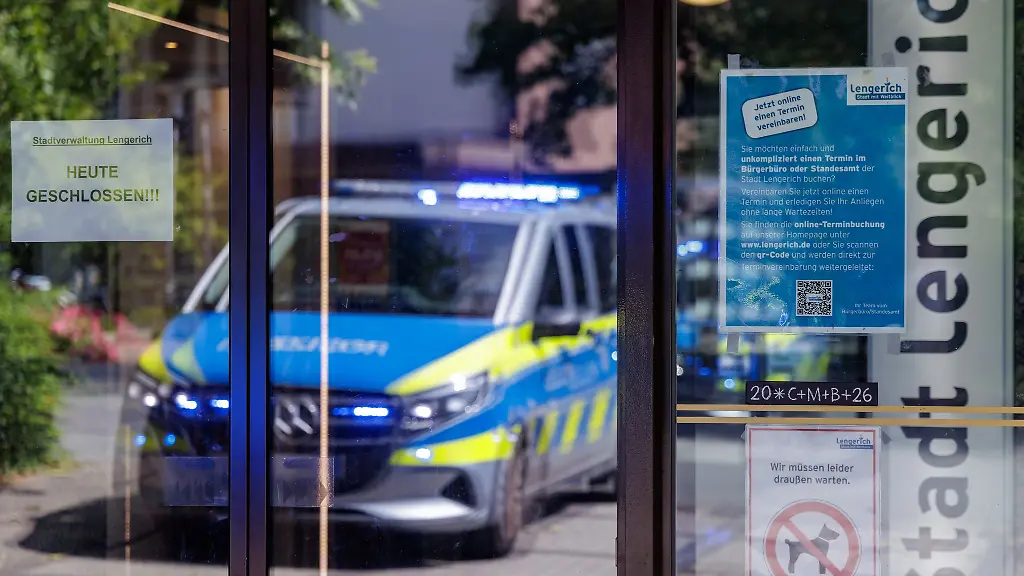 Die-Polizei-war-am-Dienstagnachmittag-im-Grosseinsatz-am-Rathaus-in-Lengerich
