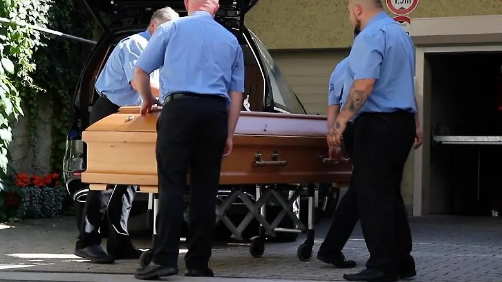 Ein-Sarg-wird-in-das-Haus-von-Georg-Ratzinger-getragen