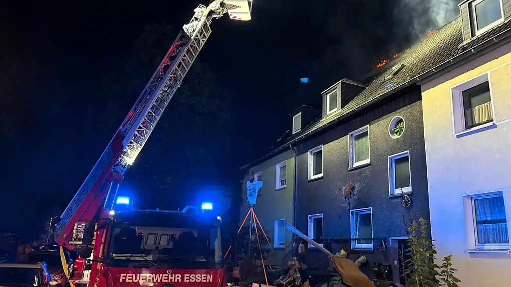 Erst-brannte-Unrat-im-Hinterhof-dann-breitete-sich-das-Feuer-auf-den-Dachstuhl-aus