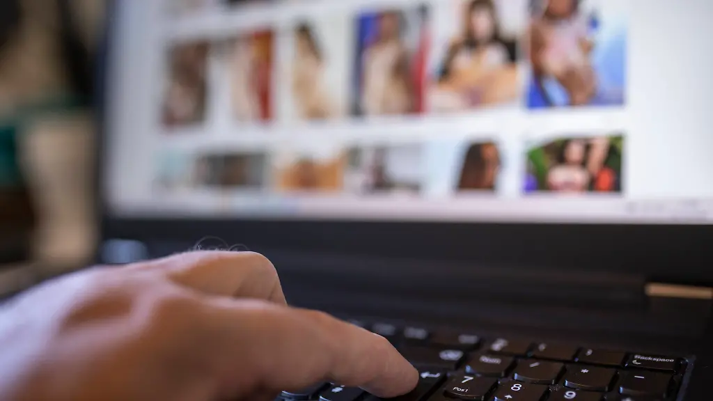 Hand-of-man-searching-pornography-on-laptop-at-home-model-released-Symbolfoto-JATF01257
