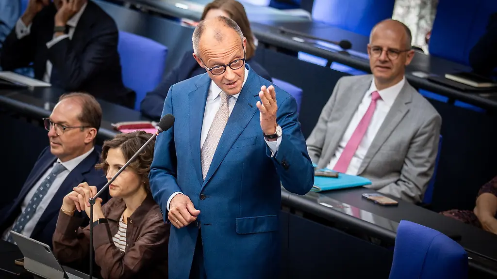 Bundeskanzler-Friedrich-Merz-waehrend-der-Befragung-durch-das-Parlament