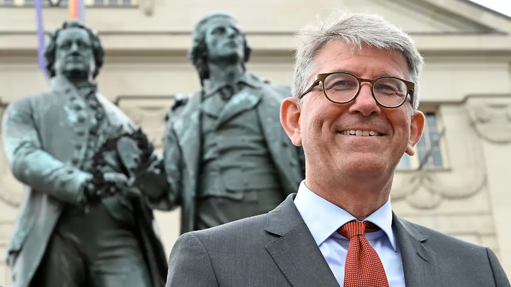Wolfram-Weimer-parteilos-Kulturstaatsminister-steht-nach-einem-Rundgang-durch-das-Deutsche-Nationaltheater-vor-dem-Goethe-Schiller-Denkmal-auf-dem-Theaterplatz-Der-Kulturstaatsminister-besucht-Kulturstaetten-in-Weimar