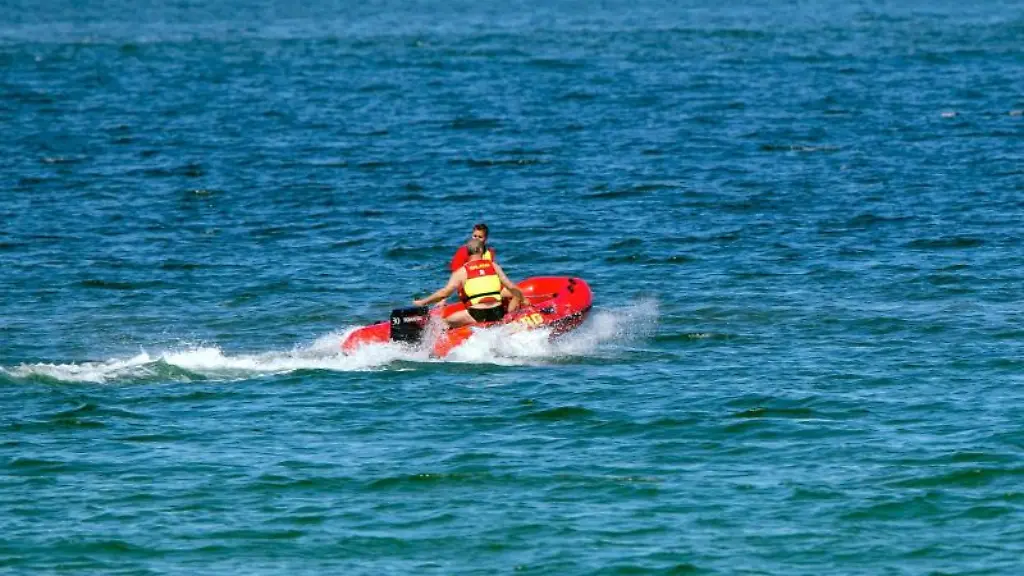 Rettungsschwimmer-der-DLRG-bei-einem-Einsatz-auf-der-Ostsee