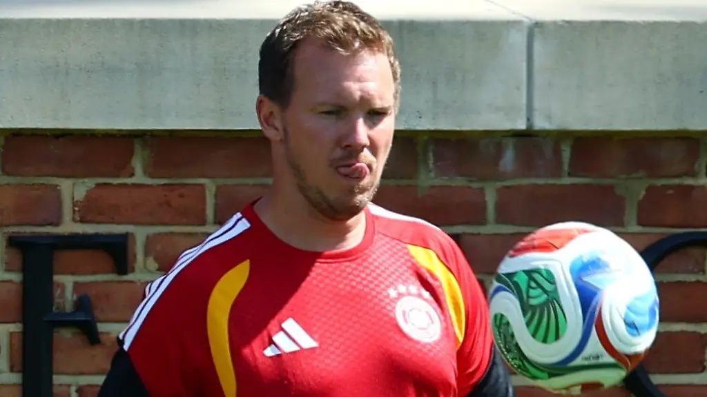Fussball-WM-2026-Nationalmannschaft-Deutschland-Abschlusstraining-vor-dem-letzten-Gruppenspiel-gegen-Ecuador-Bundestrainer-Julian-Nagelsmann-am-Ball-waehrend-der-Trainingseinheit