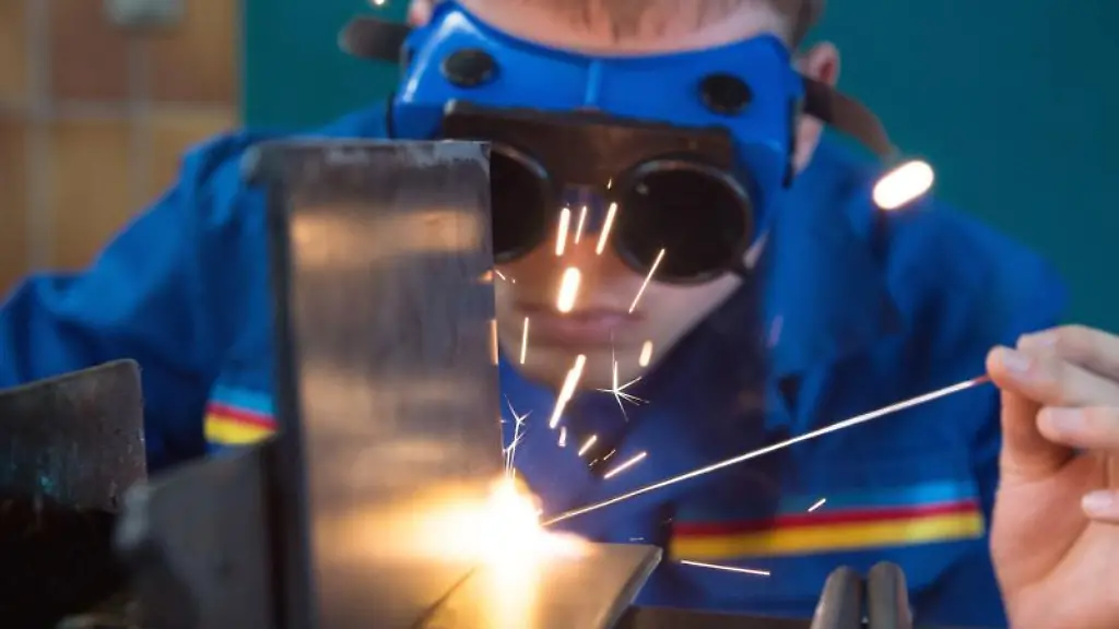 Ein-Auszubildender-arbeitet-in-einer-Werkstatt