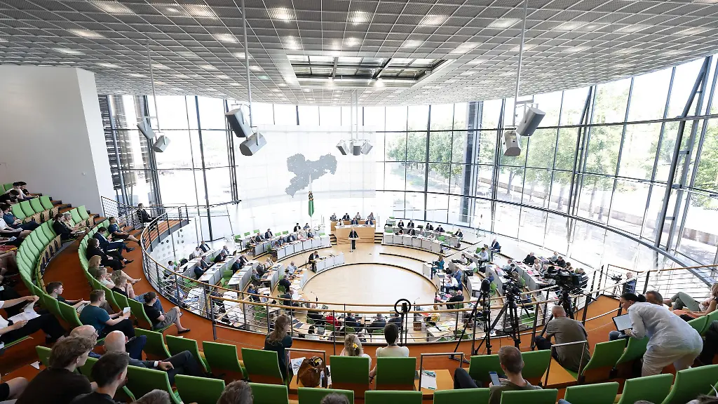 Der-Saechsische-Landtag-kommt-in-Dresden-zur-letzten-Sitzung-vor-der-Sommerpause-zusammen