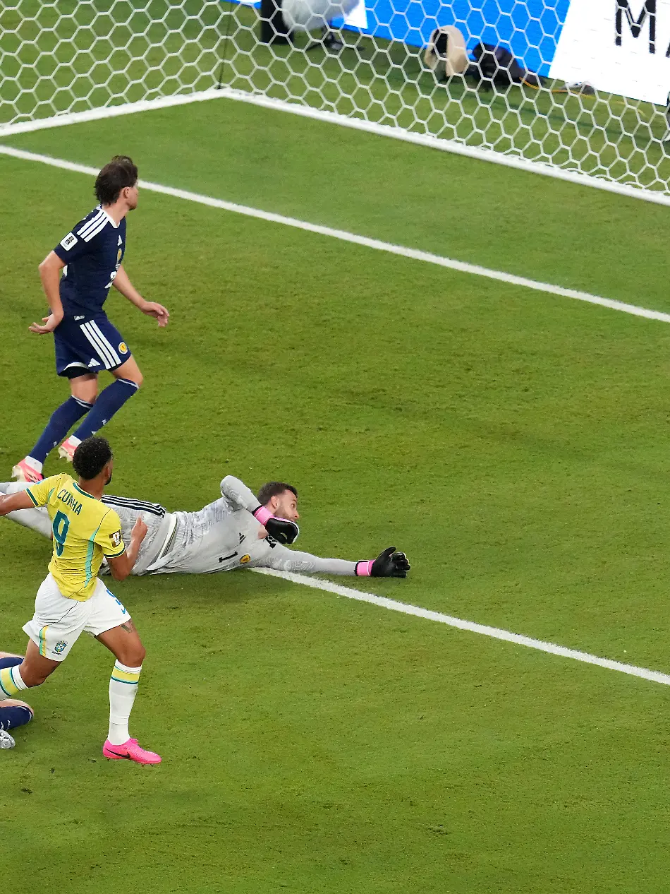 Fussball-Maenner-WM-Vorrunde-Gruppe-C-3-Spieltag-Schottland-Brasilien-im-Miami-Stadion-Der-Brasilianer-Matheus-Cunha-unten-erzielt-das-dritte-Tor-seiner-Mannschaft-EINSCHRAeNKUNGEN-Die-Nutzung-unterliegt-Einschraenkungen-Nur-fuer-redaktionelle-Zwecke-keine-kommerzielle-Nutzung-ohne-vorherige-Zustimmung-des-Rechteinhabers