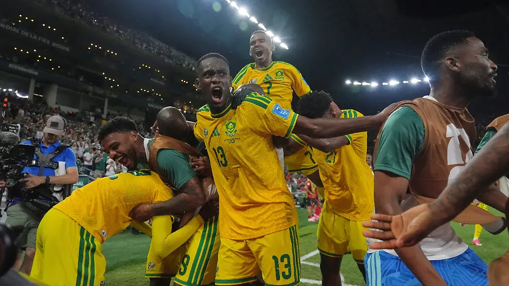 Fussball-Maenner-WM-Vorrunde-Gruppe-A-3-Spieltag-Suedafrika-Suedkorea-Der-Suedafrikaner-Thapelo-Maseko-12-feiert-mit-seinen-Mannschaftskollegen-nachdem-er-das-erste-Tor-fuer-seine-Mannschaft-erzielt-hat