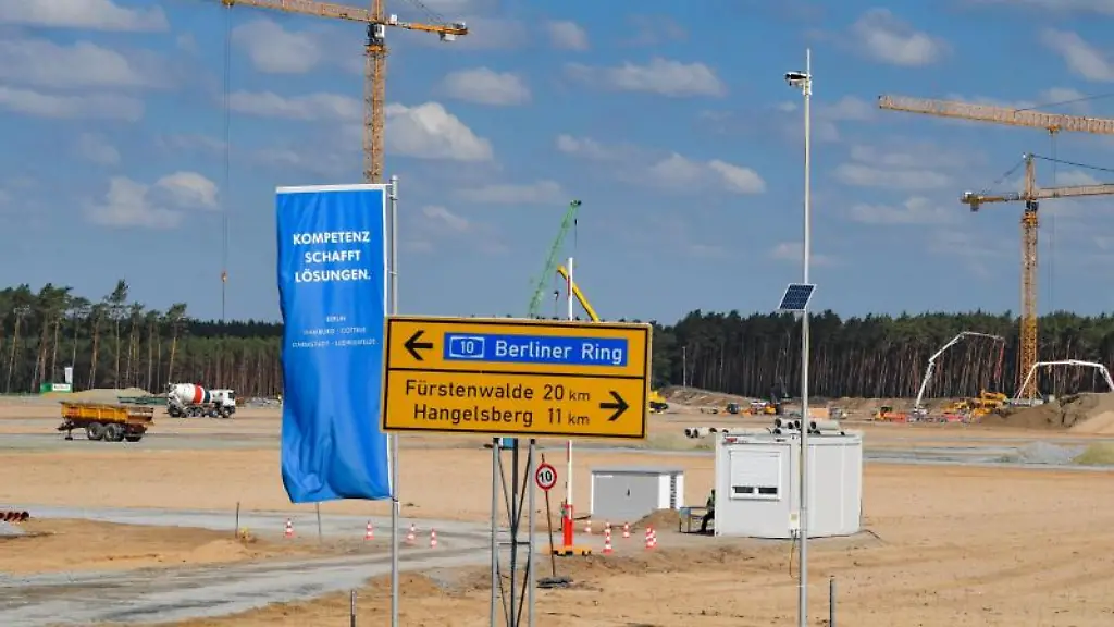 Baukraene-und-Baumaschinen-sind-auf-dem-Gelaende-der-kuenftigen-Tesla-Giga-Factory-zu-sehen