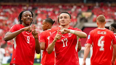 Kanada-Fussball-FIFA-Weltmeisterschaft-2026-Gruppenphase-Schweiz-vs-Kanada-BC-Place-Stadium-Vancouver-British-Columbia-Tor-und-Torjubel-zum-1-0-durch-Ruben-Vargas-Schweiz-17-Freude-Emotionen-Jubel-mit-Johan-Manzambi-Schweiz-9-Geste-Gestik-Emotion-Canada-Soccer-2026-FIFA-World-Cup-Group-Stage-Switzerland-vs