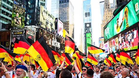 24-06-2026-USA-New-York-Fussball-WM-2026-Nationalmannschaft-Deutschland-Fanstreffen-auf-dem-Times-Square-in-New-York-am-Vortag-des-letzten-Gruppenspiels-gegen-Ecuador-in-East-Rutherford-Deutschland-Fans-feiern