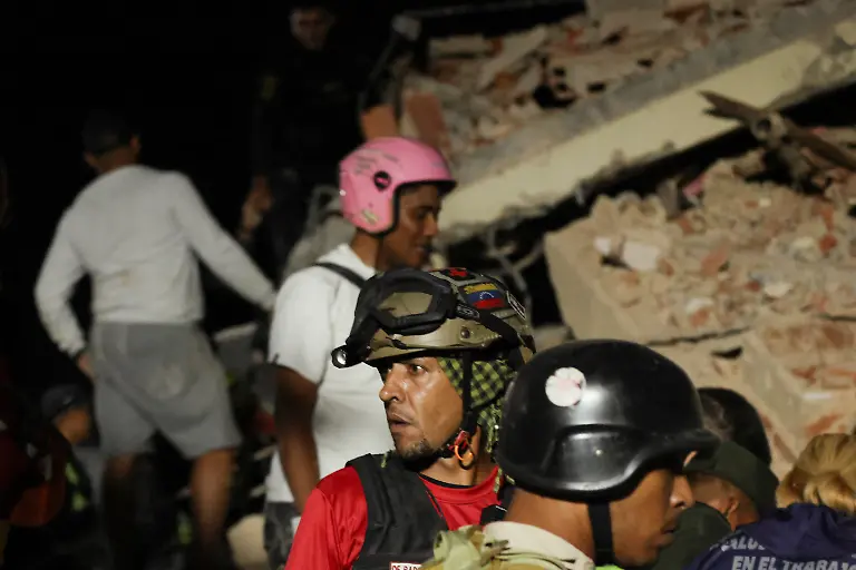 People-inspect-the-site-of-a-collapsed-building-after-an-earthquake-in-Caracas-Venezuela-June-24-2026