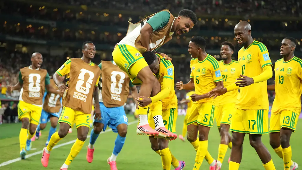 Fussball-Maenner-WM-Vorrunde-Gruppe-A-3-Spieltag-Suedafrika-Suedkorea-Der-Suedafrikaner-Thapelo-Maseko-12-jubelt-nachdem-er-das-erste-Tor-fuer-seine-Mannschaft-erzielt-hat
