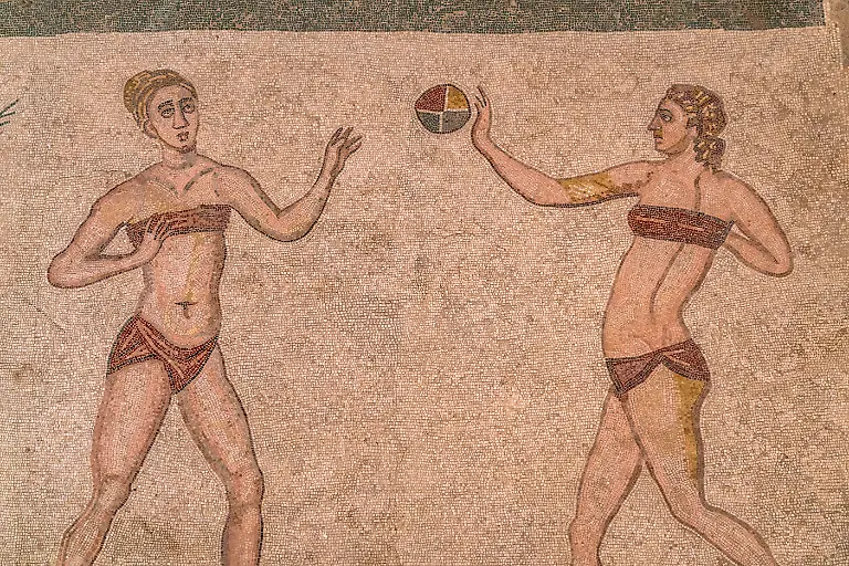 Roemisches-Bodenmosaik-von-zwei-Frauen-im-Bikini-Saal-der-Bikini-Maedchen-Villa-Romana-del-Casale-UNESCO-Weltkulturerbe-Piazza-Armerina-Sizilien-Italien-Europa-Roman-Floor-mosaic-of-two-women-in-bikini-Hall-of-the-Bikini-Girls-Villa-Romana-del-Casale-UNESCO-World-Heritage-Site-Piazza-Armerina-Sicily-Italy-Europe