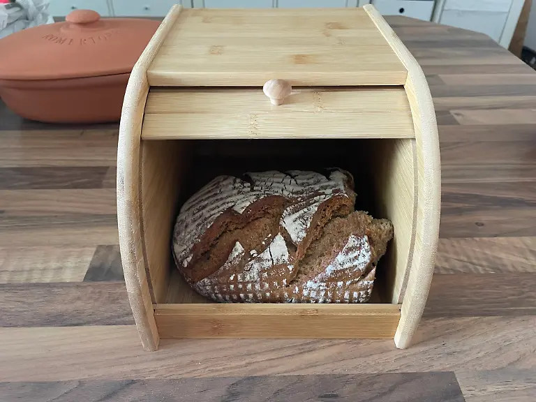 Test Brotkästen Holz Bambus mit Brot.jpg