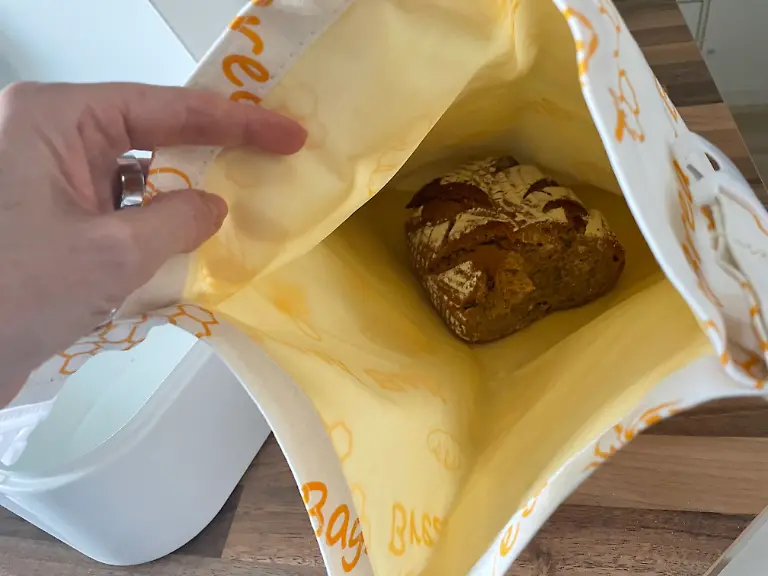 Test Brotkästen Bienenwachstüte mit Brot.jpg