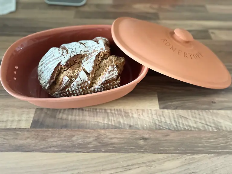 Test Brotkästen Römertopf mit Brot.jpg