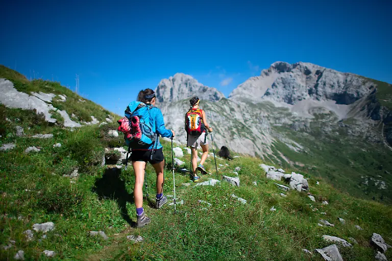 Trekking-von-zwei-Mitarbeitern-die-an-einem-freien-Tag-in-den-Bergen-arbeiten