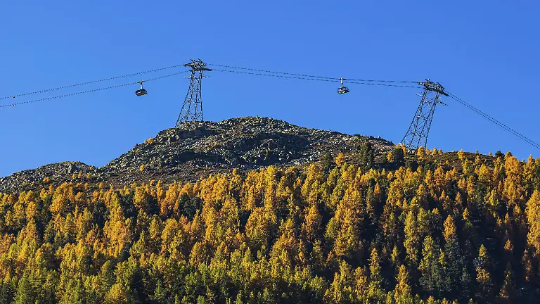 Gondeln-und-Seilbahntrasse-der-Seilbahn-von-Grimentz-zur-Bergstation-Espace-Weisshorn-ueber-herbstlichen-Baeumen-Val-d-Anniviers-Walliser-Alpen-Kanton-Wallis-Schweiz-Gondolas-and-cable-car-route-from-Grimentz-to-the-Espace-Weisshorn-mountain-station-above-autumn-trees-Val-d-Anniviers-Valais-Alps-Canton-of-Valais-Switzerland-Copyright-imageBROKER-KarlheinzxIrlmeier-iblkhi15882315
