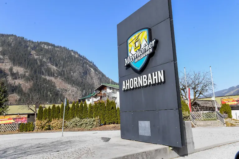 Mayerhofen-24-02-2021-Mayerhofen-AUT-Coronavirus-in-Oesterreich-Mayerhofen-unter-Quarantaene-Angesichts-einer-Haeufung-von-CoV-Faellen-mit-Verdacht-auf-die-erstmals-in-Suedafrika-aufgetretene-Mutation-B-1-351-kommen-auf-die-Tiroler-Gemeinde-Mayrhofen-im-Bezirk-Schwaz-von-Samstag-bis-kommenden-Mittwoch-verschaerfte-Massnahmen-zu-im-Bild-Ahornbahn-Tafel-Mayrhofen-In-view-of-an-accumulation-of-CoV-cases-with-suspected-mutation-B-1-351-which-first-appeared-in-South-Africa-the-Tyrolean-community-of-Mayrhofen-in-the-district-of-Schwaz-will-be-subject-to-stricter-measures-from-Saturday-until-next-Wednesday-Mayerhofen-Austria-on-2021-02-24