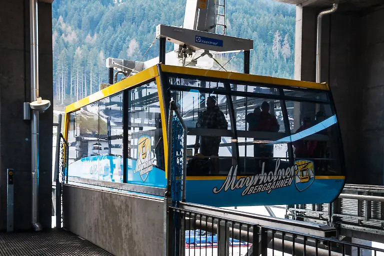 Lift-to-the-Ahorn-mountain-in-the-Alps-MAYRHOFEN-AUSTRIA-JANUARY-2011-Giant-gondola-lift-to-the-Ahorn-mountain-in-the-Alps-Zillertal-ski-resort-Mayrhofen-Austria