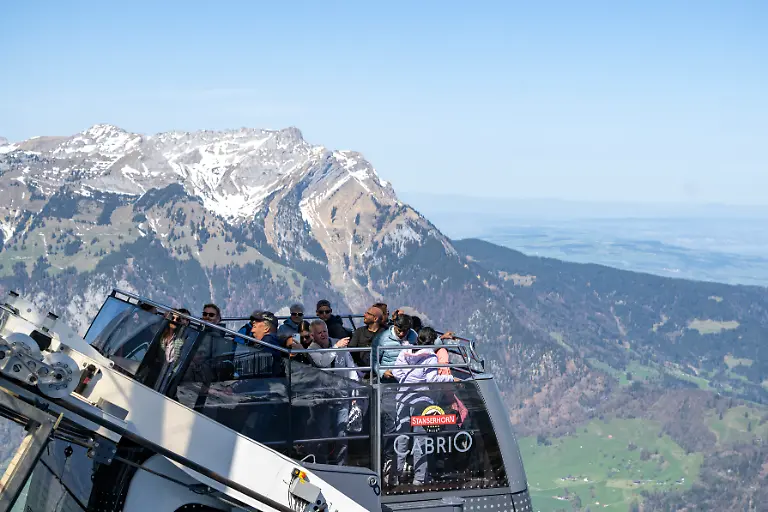 Die-Cabrio-Stanserhornbahn-bringt-Tagestouristen-und-Besucher-bei-schoenstem-Fruehlingswetter-auf-das-Stanserhorn-direkt-vor-dem-berg-Pilatus-anlaesslich-der-Saisoneroeffnung-der-Stanserhornbahn-am-Samstag-11-April-2026