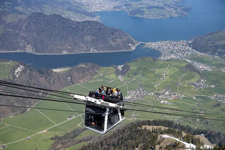Die-Stanserhorn-Cabrio-Bahn-mit-dem-Panorama-des-Vierwaldstaettersee-an-der-129-Saisoneroeffnung-des-Stanserhorn-auf-1900m-ueber-Meer-am-Freitag-23-April-2021