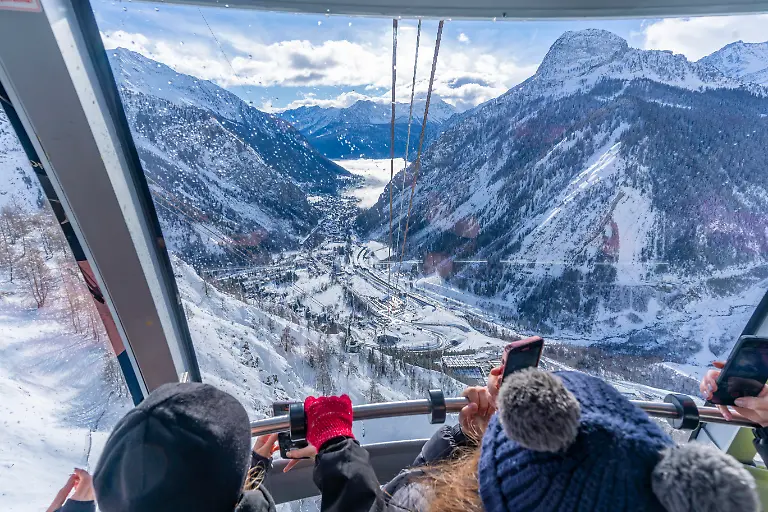 View-of-snow-covered-Aosta-Valley-and-mountains-from-Skyway-Monte-Bianco-cable-car-in-winter-Courmayeur-Aosta-Valley-Italian-Alps-Italy