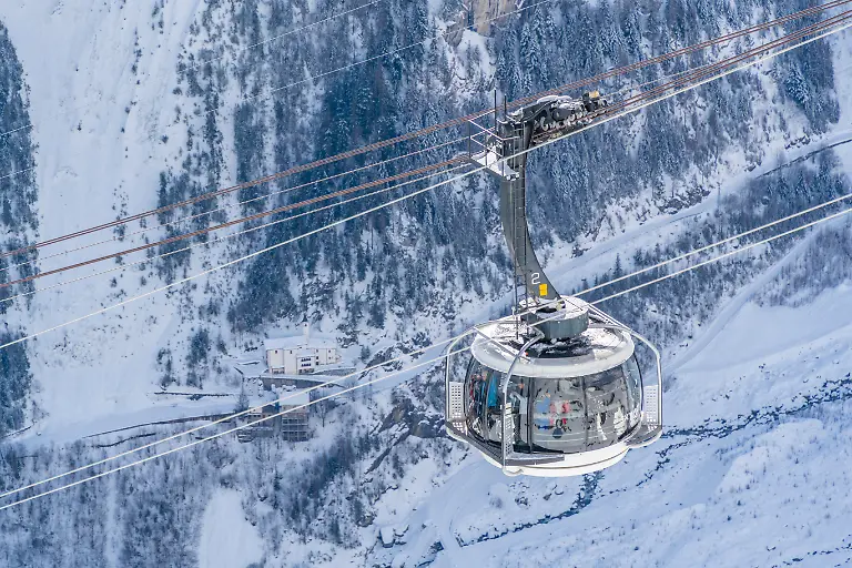 View-of-snow-covered-Aosta-Valley-mountains-and-Skyway-Monte-Bianco-cable-car-in-winter-Courmayeur-Aosta-Valley-Italian-Alps-Italy