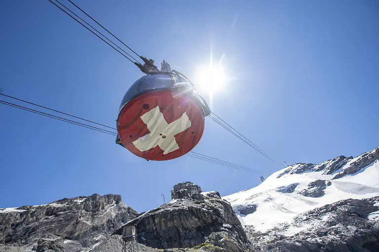 Die-Rotair-Titlis-Seilbahn-ist-auf-dem-Weg-zum-Titlis-anlaesslich-einer-Reportage-ueber-den-Tourismus-in-der-Region-Engelberg-und-Titlis-waehrend-der-Coronapnademie-am-Freitag-7-August-2020-KEYSTONE-Urs-Flueeler