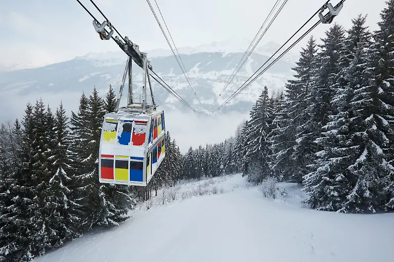 Skiing-lift-cabin-over-a-valley-Skiing-cabin-lift-above-a-valley-snowy-winter-landscape-Skiing-cabin-lift-above-a-valley-snowy-winter-landscape-18-12-2020-Copyright-xGudellax-Panthermedia29130802