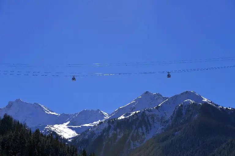 Seilbahn-zwischen-Les-Arcs-und-La-Plagne-Vanoise-Express-Frankreich-Savoie-Tarentaise-La-Plagne-aerial-cable-car-called-Vanoise-Express-between-Les-Arcs-and-La-Plagne-France-Savoie-Tarentaise-La-Plagne