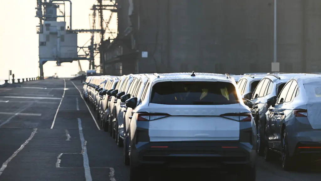 Eng-an-Eng-stehen-zahlreiche-Autos-auf-der-Verladepier-Die-von-US-Praesident-Trump-angekuendigten-Sonderzoelle-koennten-insbesondere-den-Export-von-Fahrzeugen-aus-Europa-in-die-USA-betreffen