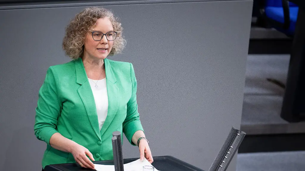 Julia-Verlinden-Buendnis-90-Die-Gruenen-Mitglied-des-Bundestags-waehrend-der-60-Sitzung-des-Deutschen-Bundestages-zum-Thema-Recht-auf-Heizen-zu-dpa-Wirtschaft-bremst-Wer-bekommt-die-1