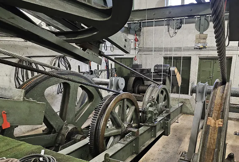 Die-Predigtstuhlbahn-in-Bad-Reichenhall-wurde-1928-gebaut-sie-steht-unter-Denkmalschutz-Nun-muessen-die-Laufwerke-und-die-Kabinen-erstmals-ausgetauscht-werden-Das-ist-ein-Millionenprojekt