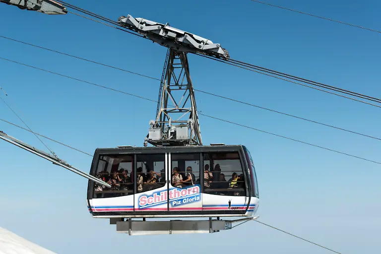 Die-Schilthornbahn-unterwegs-zum-Gipfel-aufgenommen-am-6-August-2013-auf-dem-Schilthorn-in-Muerren-im-Berner-Oberland-Das-Schilthorn-mit-dem-Drehrestaurant-Piz-Gloria-war-Drehort-eines-James-Bond-Films-und-ist-im-Sommer-ein-beliebtes-Ausflugsziel-fuer-Touristen