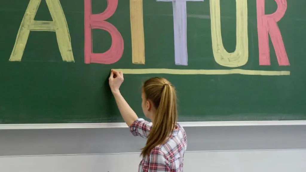Eine-Schuelerin-unterstreicht-das-Wort-Abitur-an-der-Tafel