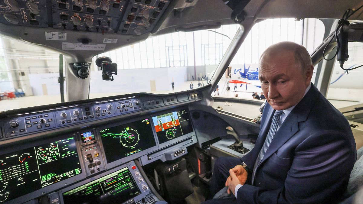 Putin besichtigt russische Jets: Luftfahrt-Durchbruch oder politische Show?