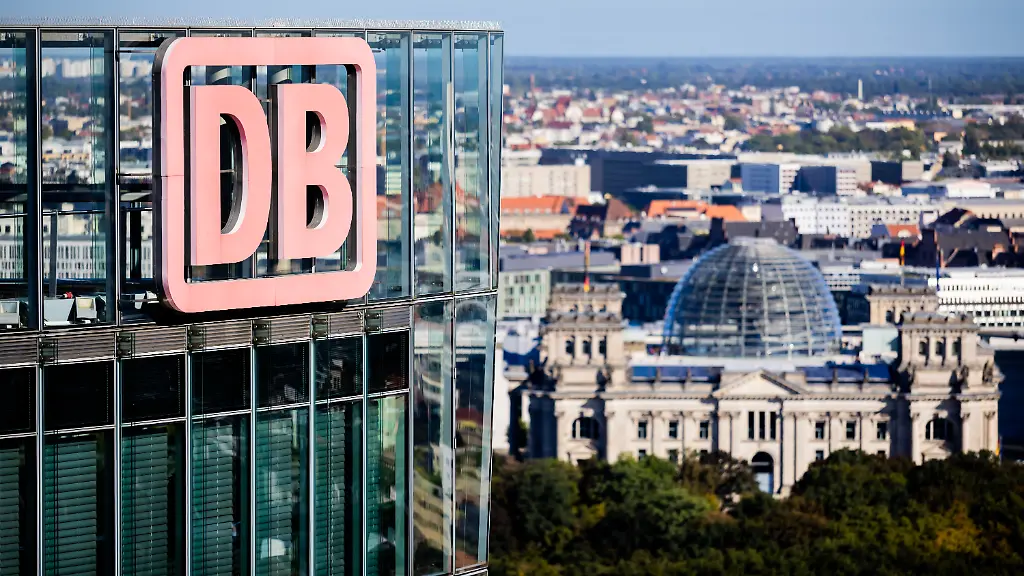 Das-DB-Logo-am-Bahntower-Sitz-der-Dachgesellschaft-der-Deutschen-Bahn-aufgenommen-waehrend-einer-Aufsichtsratssitzung-der-Deutschen-Bahn-im-Hintergrund-das-Reichstagsgebaeude