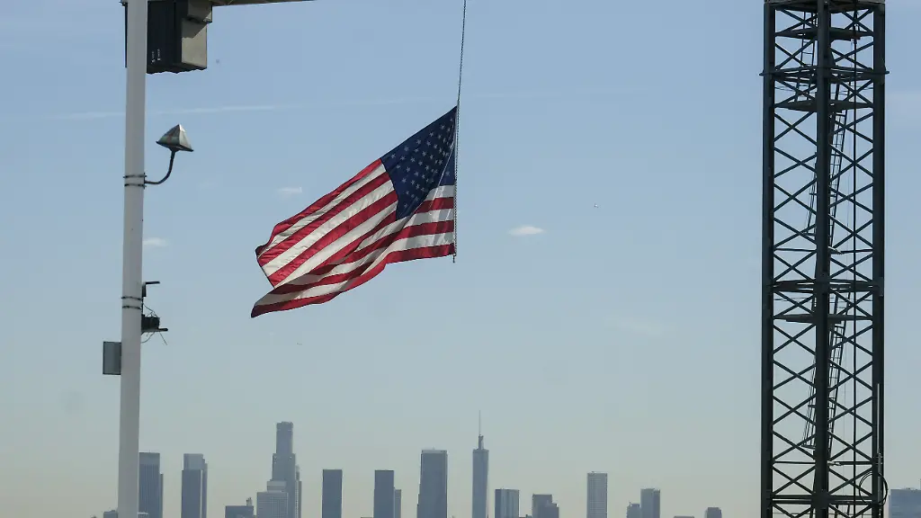 ARCHIV-27-11-2018-USA-Los-Angeles-Eine-US-Flagge-haengt-an-einem-Kran-auf-einer-Baustelle-in-Hollywood-Im-Hintergrund-ist-die-Skyline-von-Los-Angeles-zu-sehen-Das-US-Handelsministerium-veroeffentlicht-am-28-02-2019-die-Daten-zum-Bruttoinlandsprodukt-im-4-Quartal-und-Gesamtjahr-2018