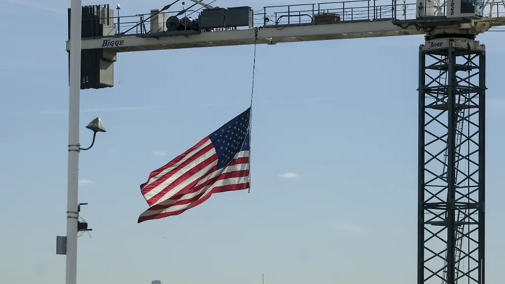 ARCHIV-27-11-2018-USA-Los-Angeles-Eine-US-Flagge-haengt-an-einem-Kran-auf-einer-Baustelle-in-Hollywood-Im-Hintergrund-ist-die-Skyline-von-Los-Angeles-zu-sehen-Das-US-Handelsministerium-veroeffentlicht-am-28-02-2019-die-Daten-zum-Bruttoinlandsprodukt-im-4-Quartal-und-Gesamtjahr-2018